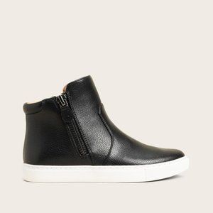 Carter Mid Top Sneaker in Leather, Size 8.5